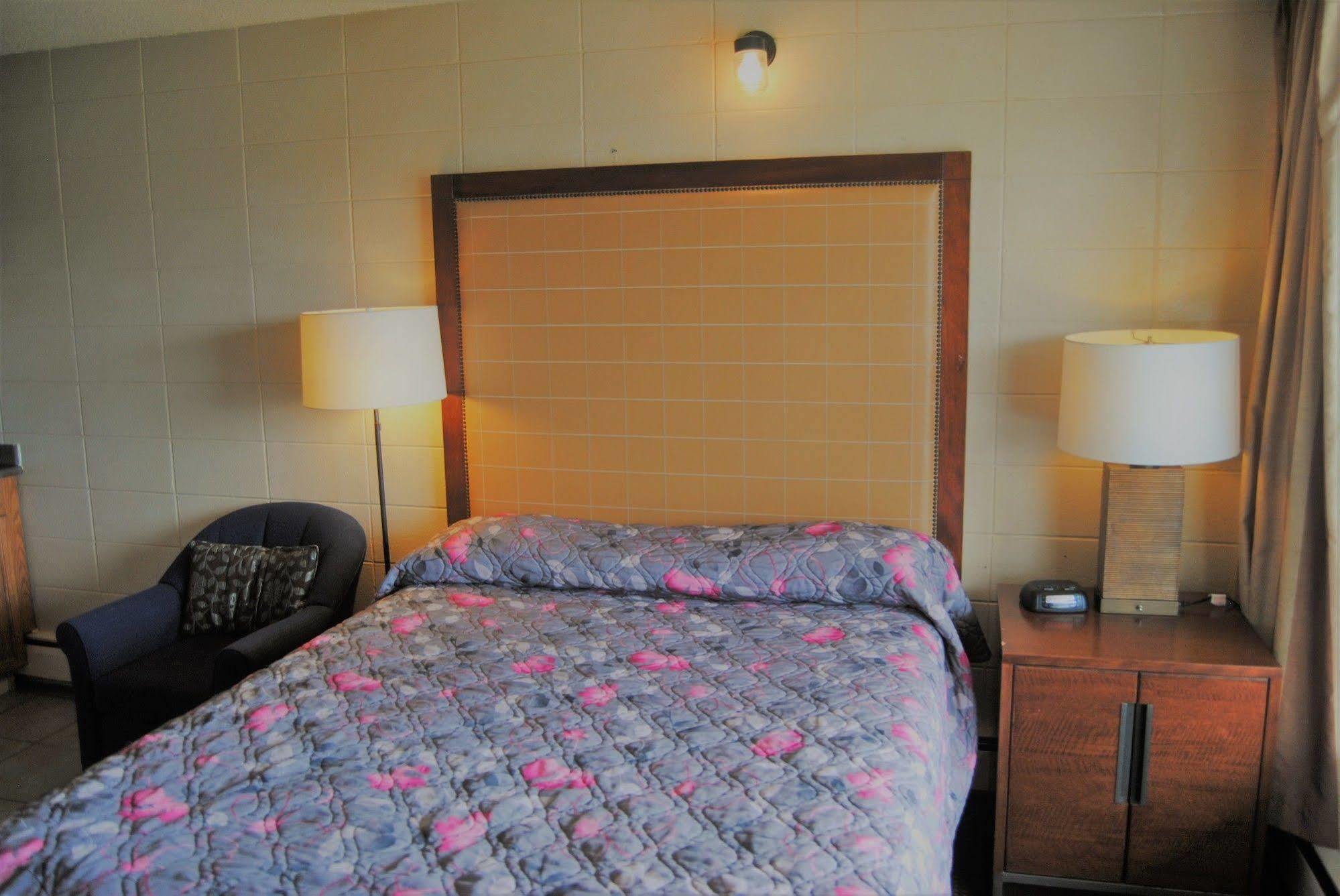 אדמונטון Derrick Motel מראה חיצוני תמונה